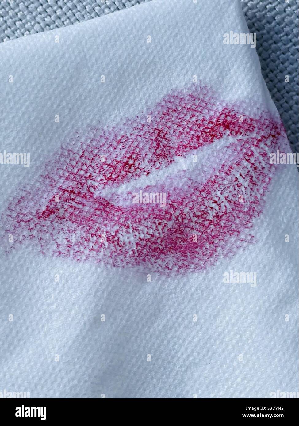 Beweise? LOL Roter Lippenstift auf weißer Serviette - Smartphone-aufgenommenes Stockfoto