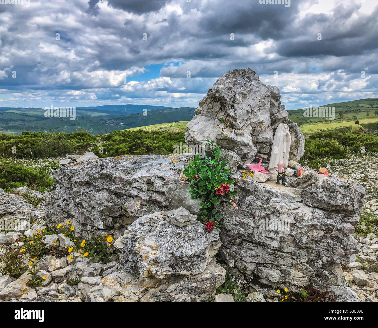 Steinschrein in Fórnea, Chão das Pias, Porto de Mòs, Zentralportugal - Mai 2020 Stockfoto