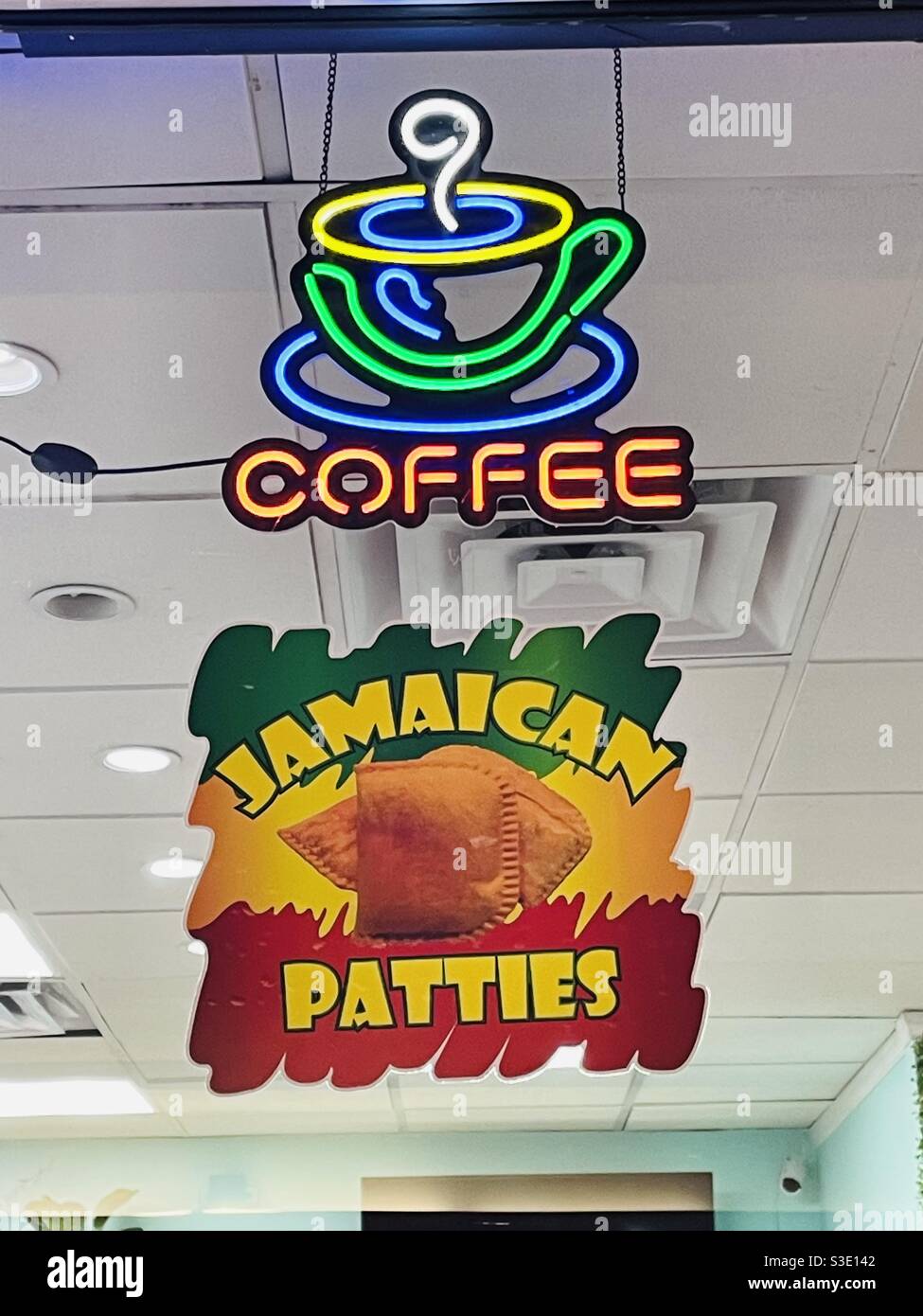 Schaufensterschild für Kaffee und jamaikanische Patties in Miami Stockfoto
