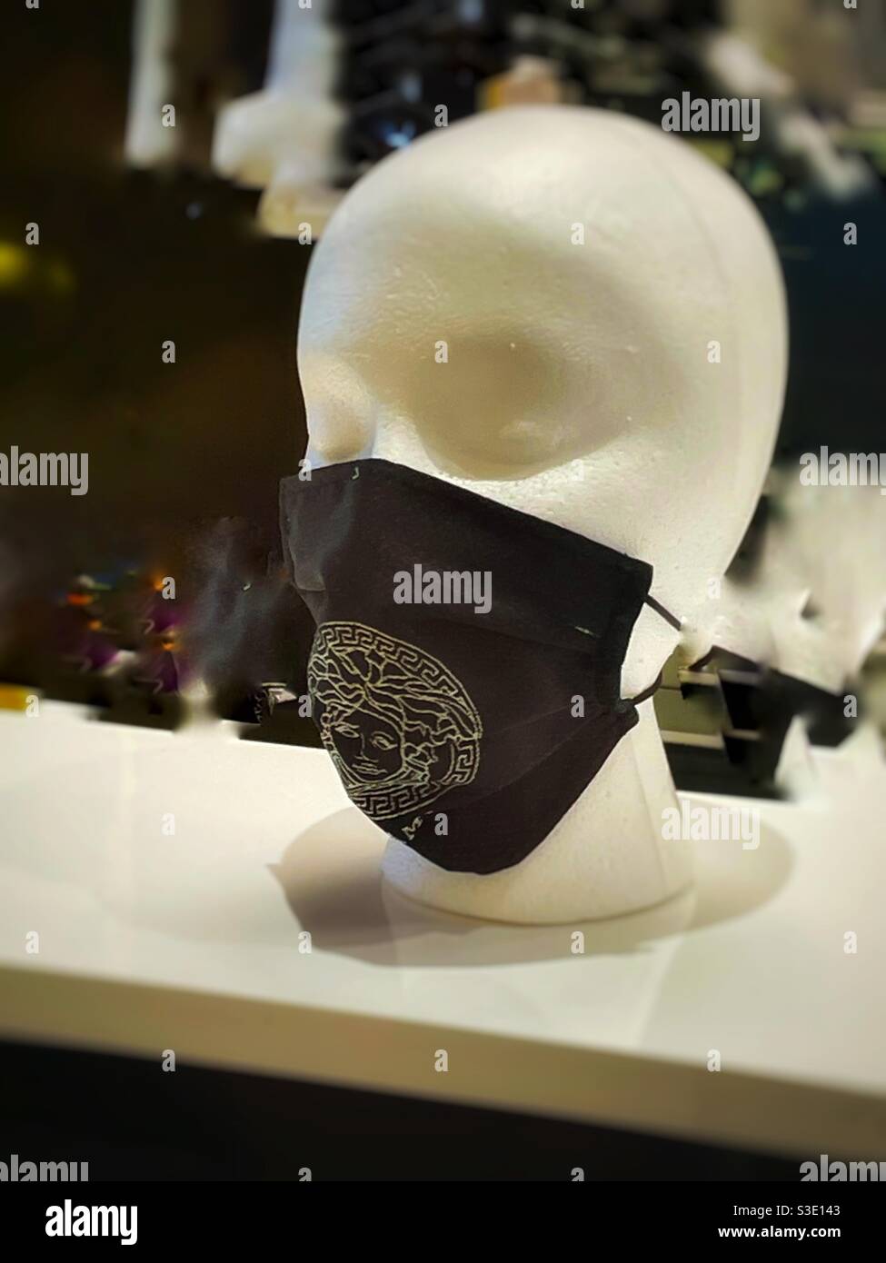 Ein menschl. Kopf mit einer Covid Maske - Smartphone-aufgenommenes Stockfoto