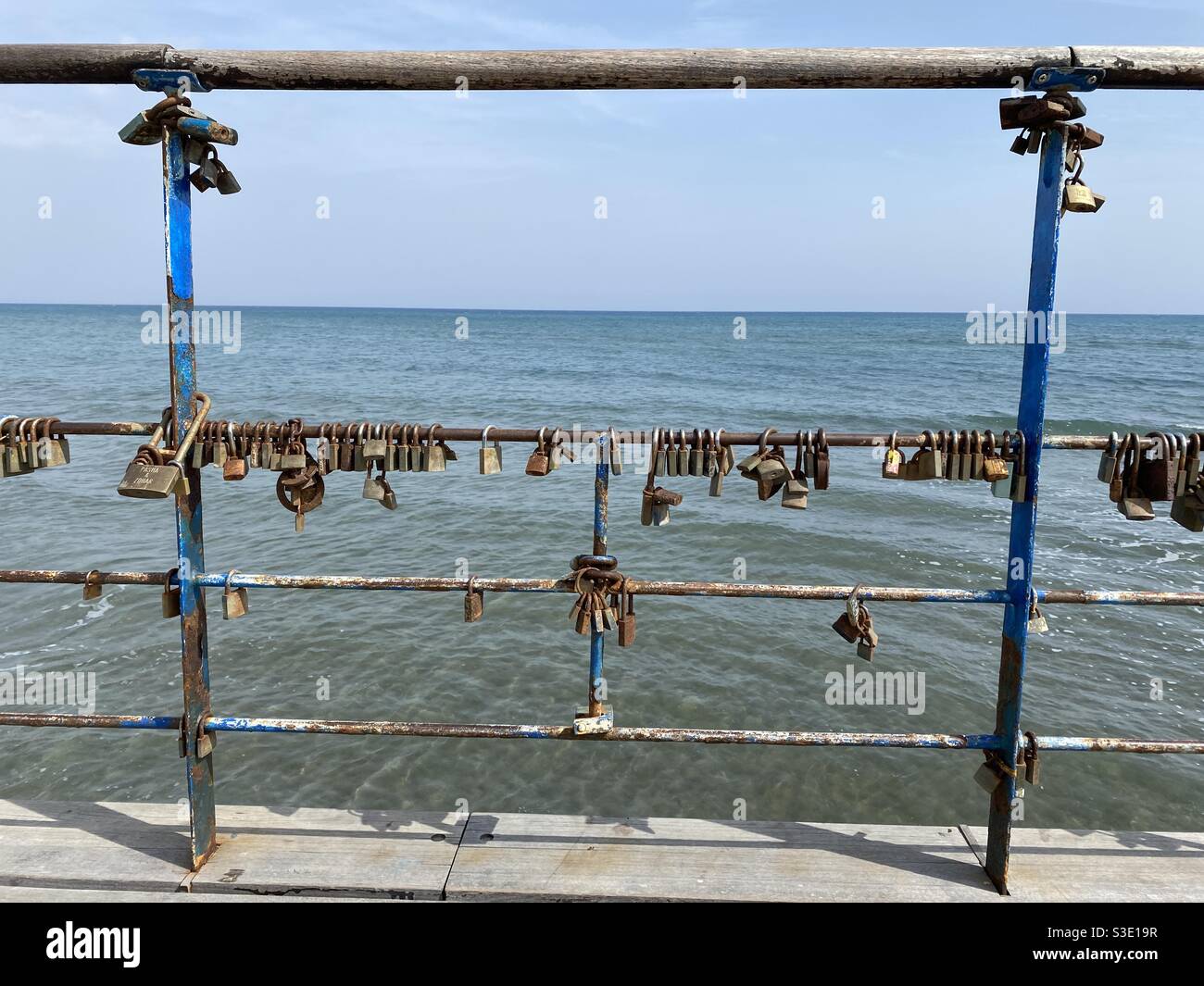 Vorhängeschlösser an einem Dock in einer Strandstadt Stockfoto
