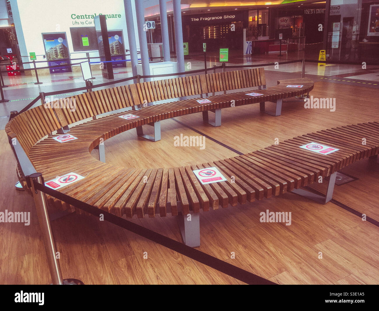 Wegen der Covid-Pandemie wurde der öffentliche Sitzplatz im verlassenen Einkaufszentrum Lewisham ausgesetzt - Smartphone-aufgenommenes Stockfoto
