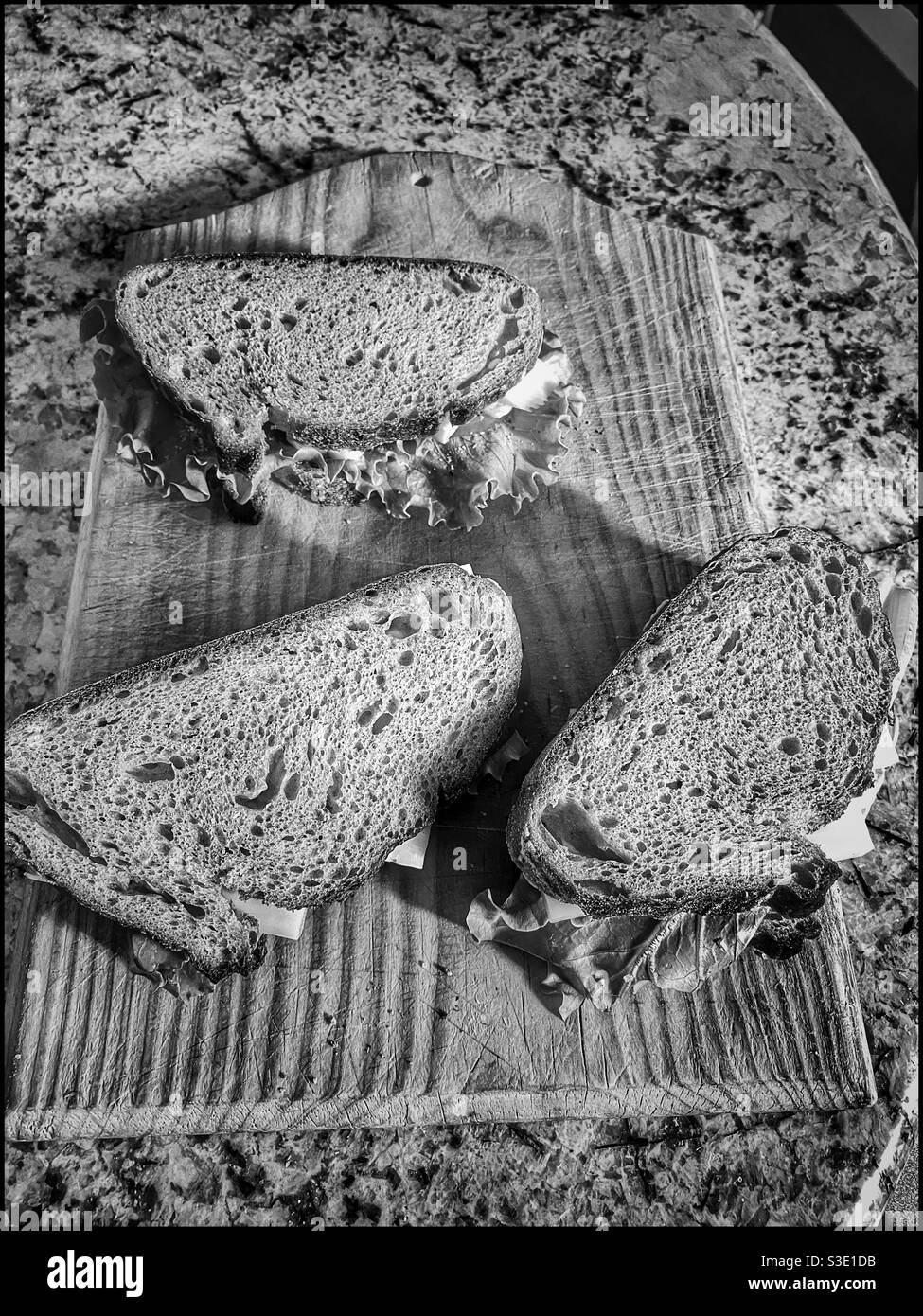 Schwarz-Weiß-Foto von Käse und Tomaten Sandwiches. Stockfoto