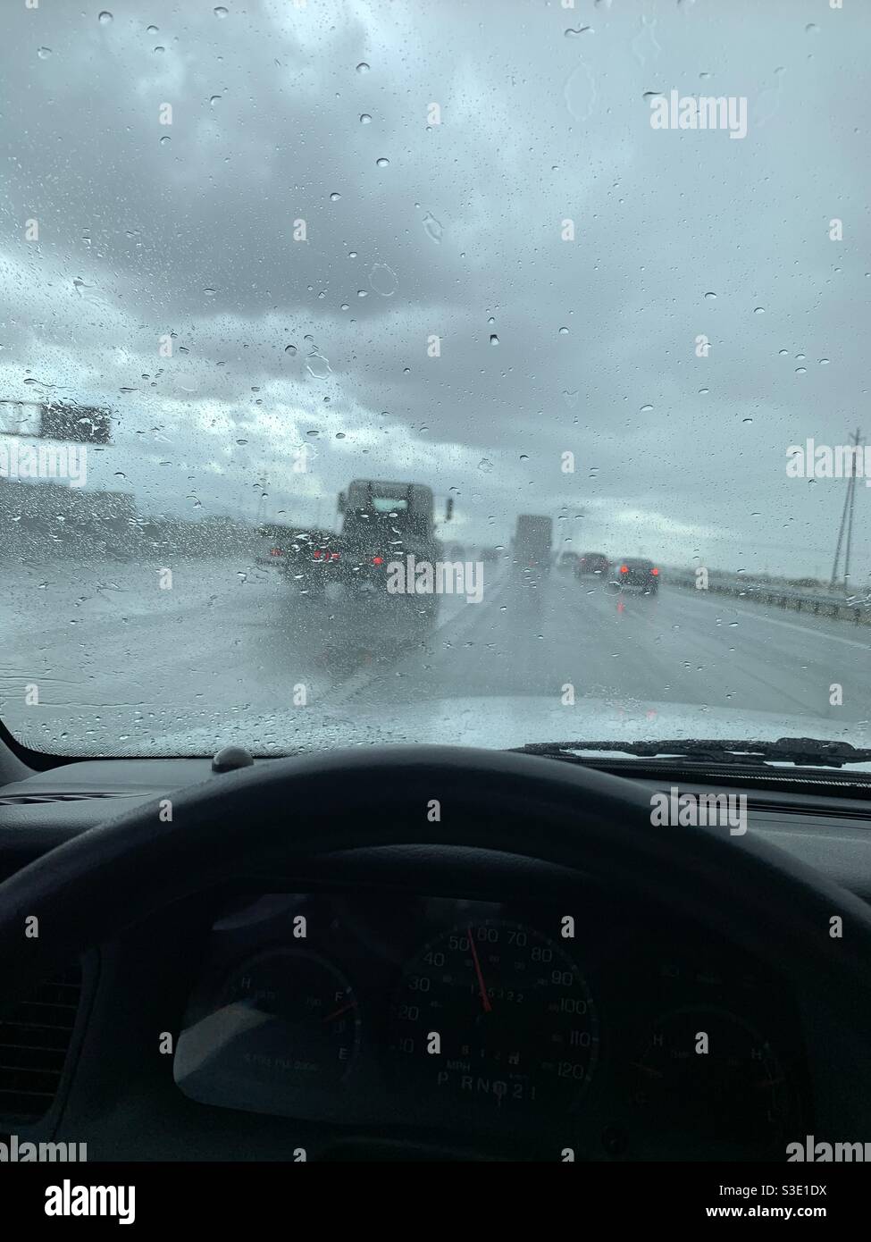 Fahren im Regen, Stockfoto