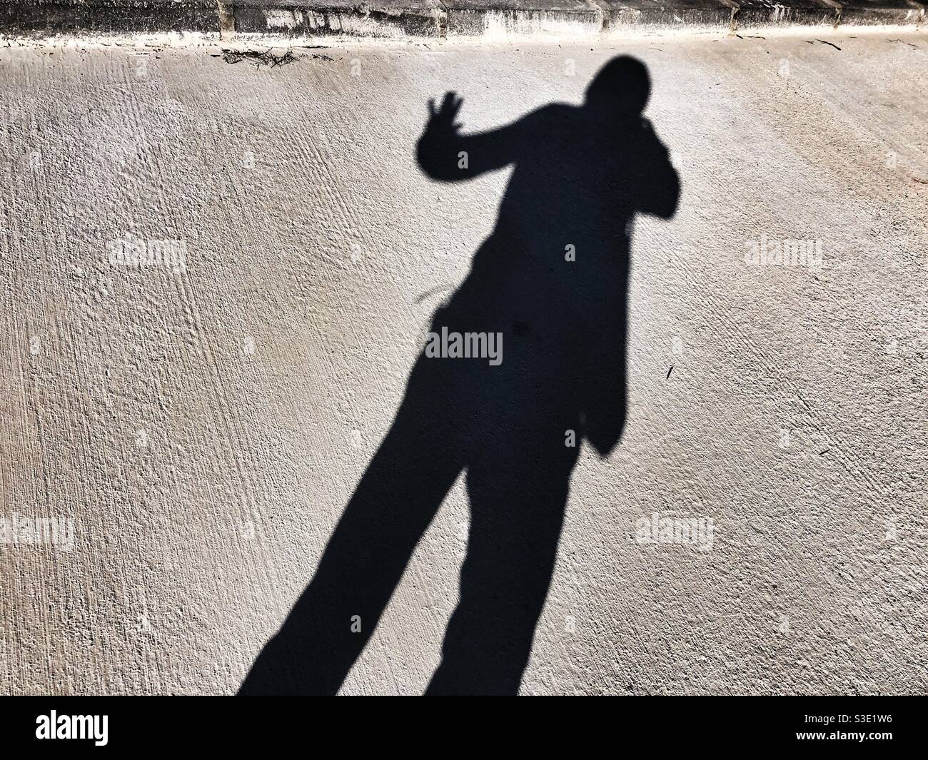 Schatten eines Mannes, der eine Stoppgeste macht Stockfoto