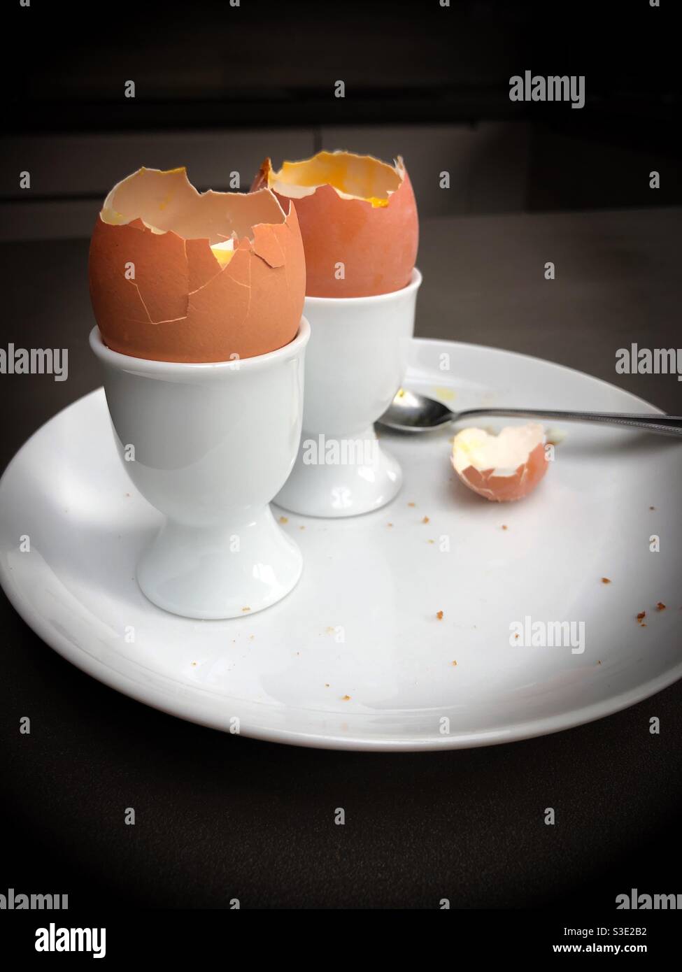 Zwei leere gekochte Eierschalen auf dem Frühstücksteller - Smartphone-aufgenommenes Stockfoto