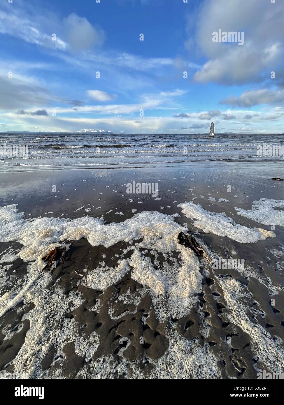 Wunderschöne malerische Aussicht auf das Meer vom Prestwick Beach, Ayrshire, Schottland auf Firth of Clyde, Westküste. Isle of Arran in der Ferne. Atemraum und frische Luft für psychische Gesundheit und Wohlbefinden. - Smartphone-aufgenommenes Stockfoto