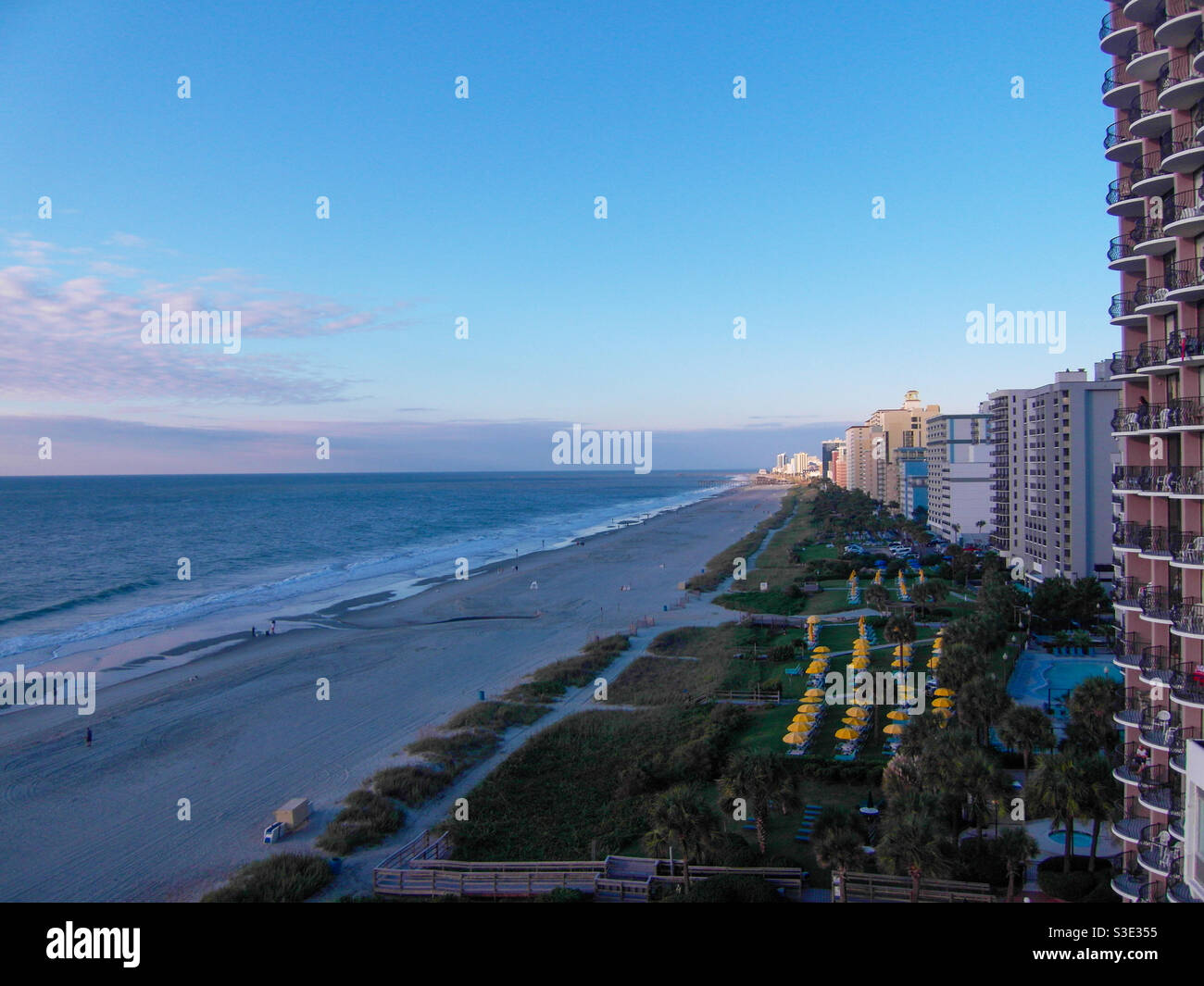 Hotels in Myrtle Beach, South Carolina bei Sonnenaufgang - Smartphone-aufgenommenes Stockfoto