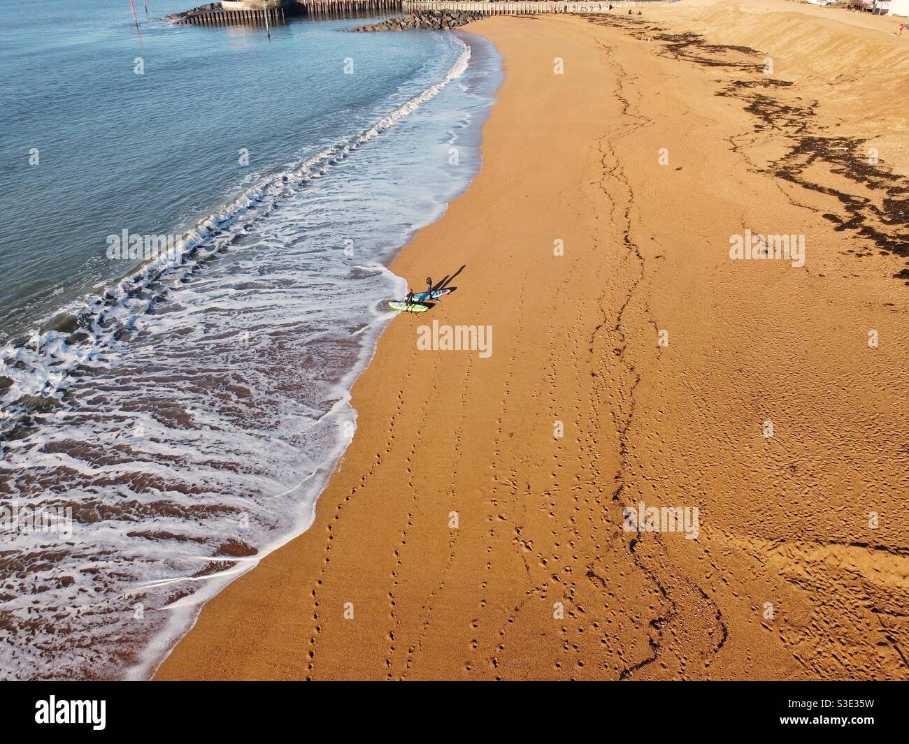 Surfer am West Bay Beach, Dorset, Großbritannien Stockfoto