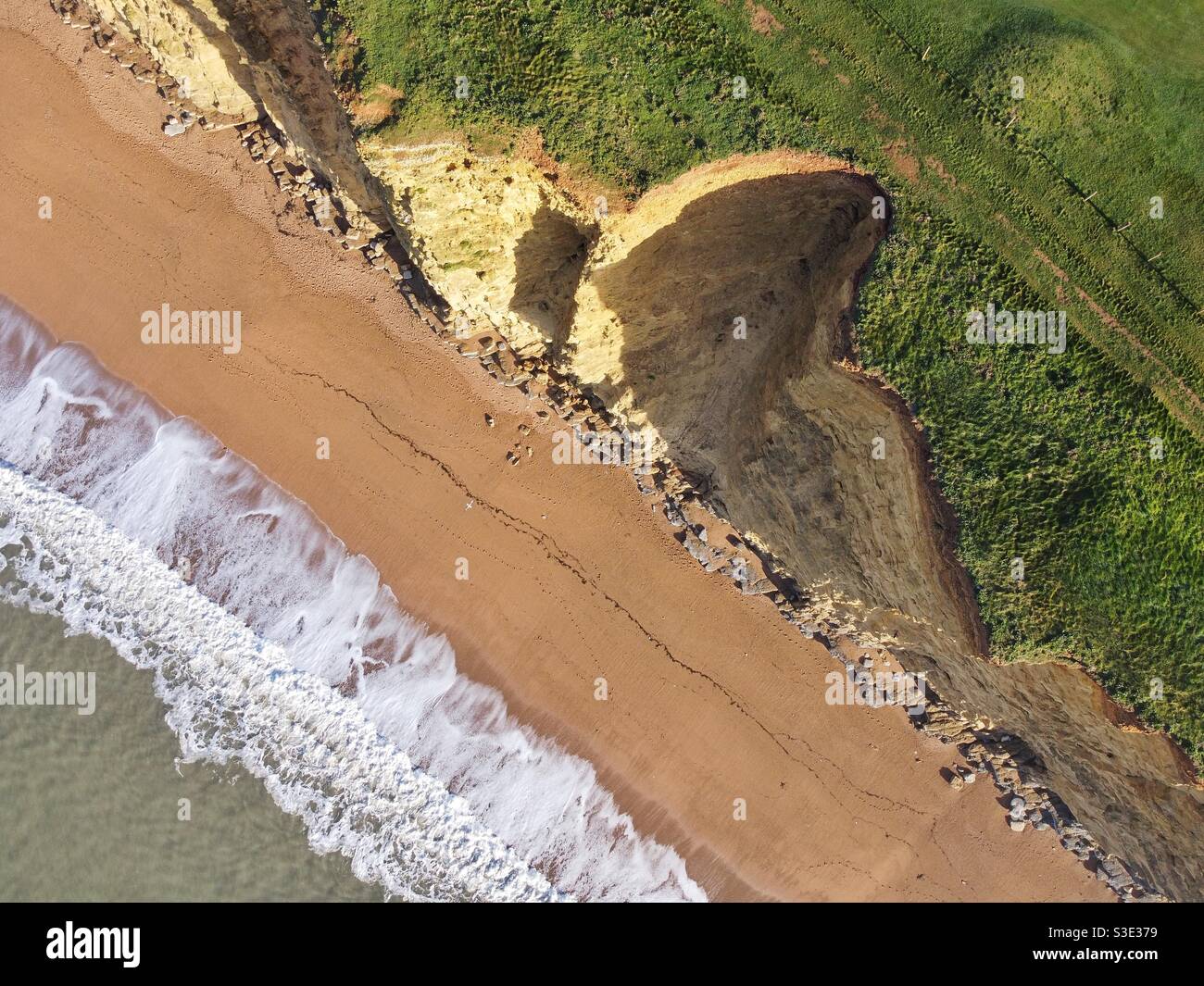 Klippen und Strand. West Bay, Dorset, Großbritannien Stockfoto