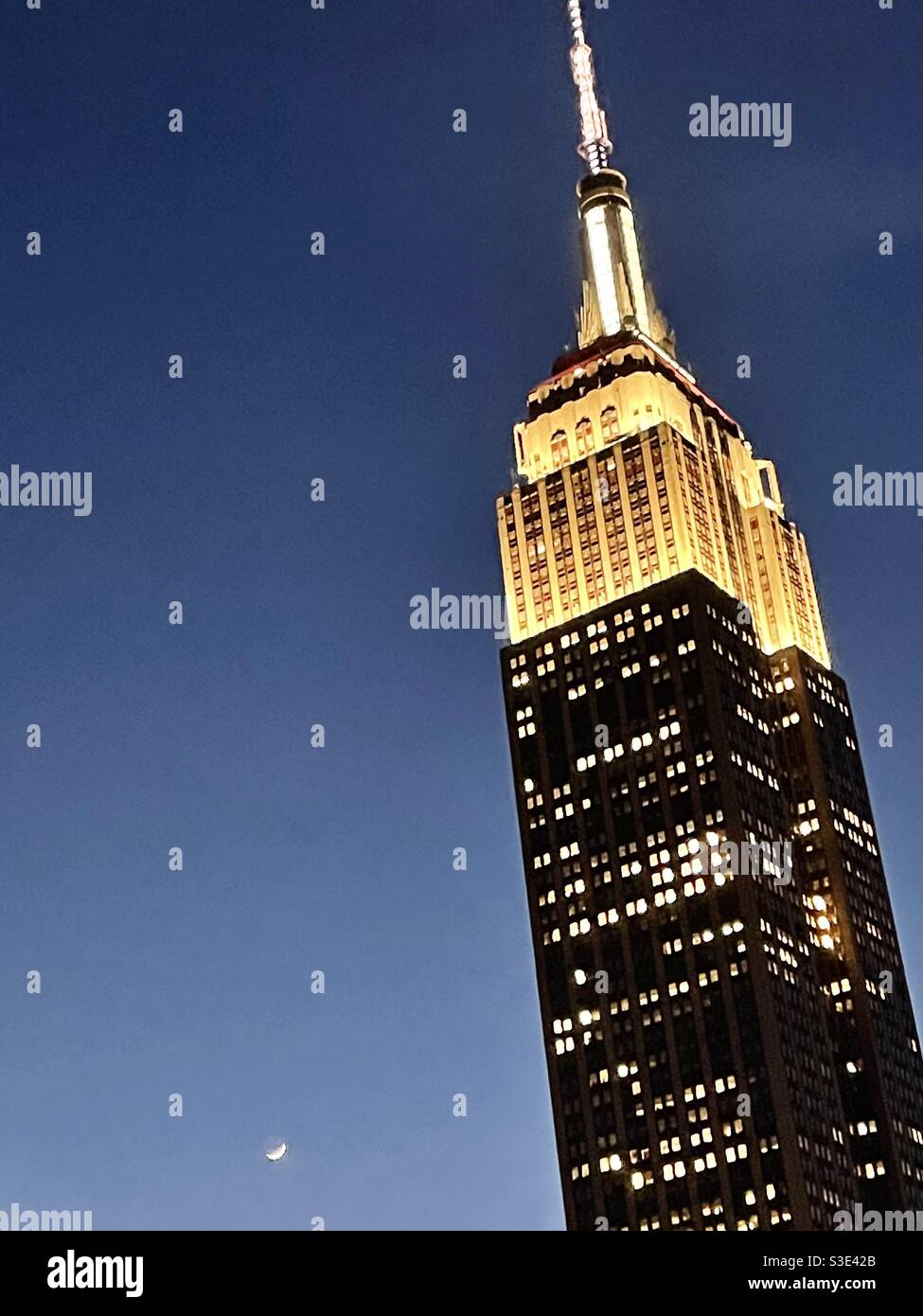 Der Mond lächelt auf dem Empire State Building - Smartphone-aufgenommenes Stockfoto