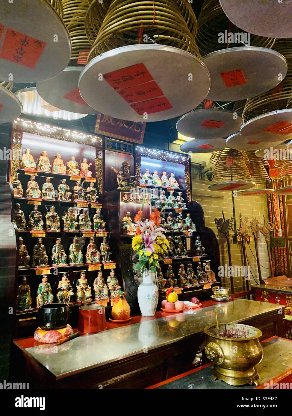 Sechzig Gottheiten der Zeit im wunderschönen Hung Shing Taoist Tempel in AP Lei Chau, Hongkong. Stockfoto