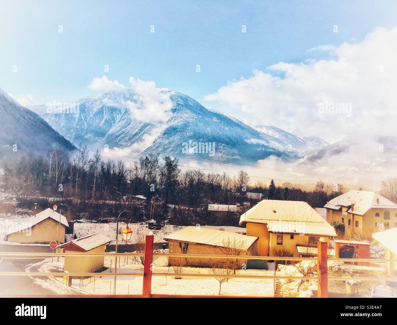 UN matin d’hiver sous la neige en Savoie Stockfoto
