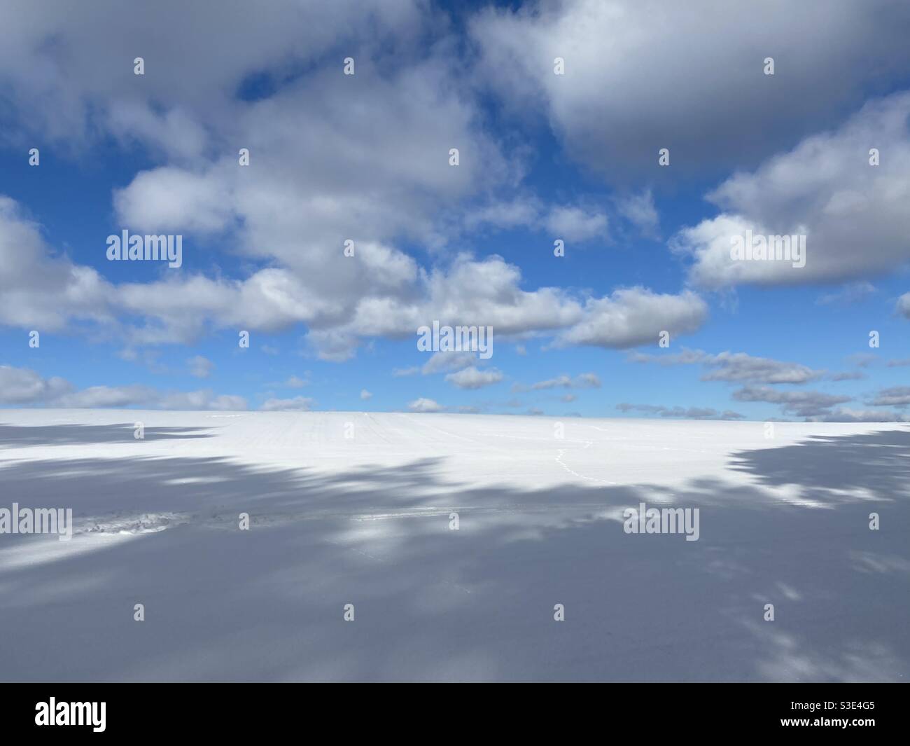 Winterhimmel - Wolken und Feld, die unberührte Natur Stockfoto