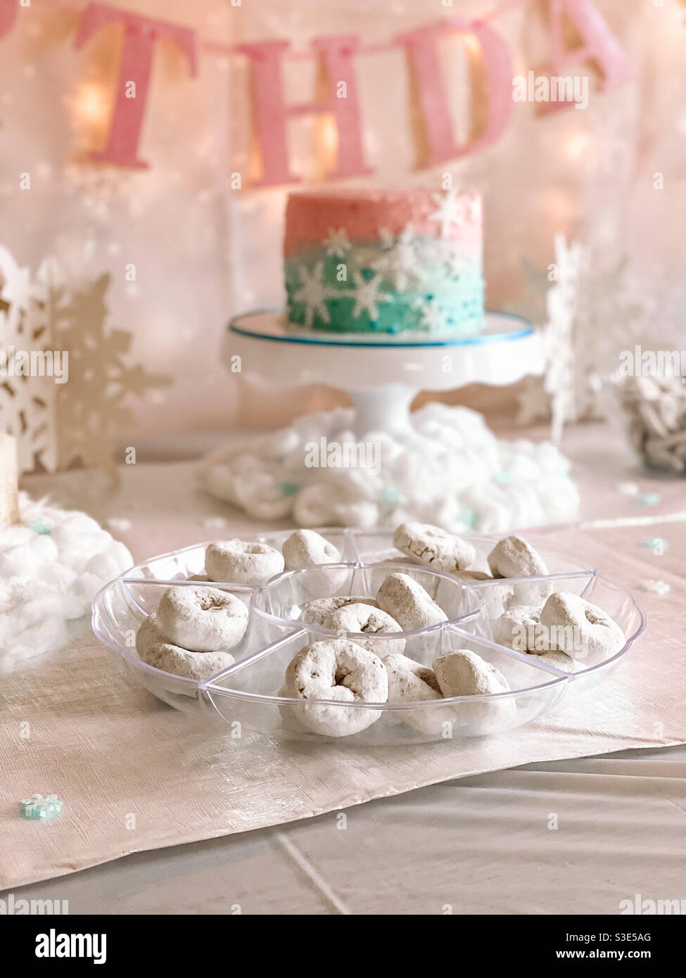 Gepuderte Donuts in einem Winter Wonderland Thema Stockfoto