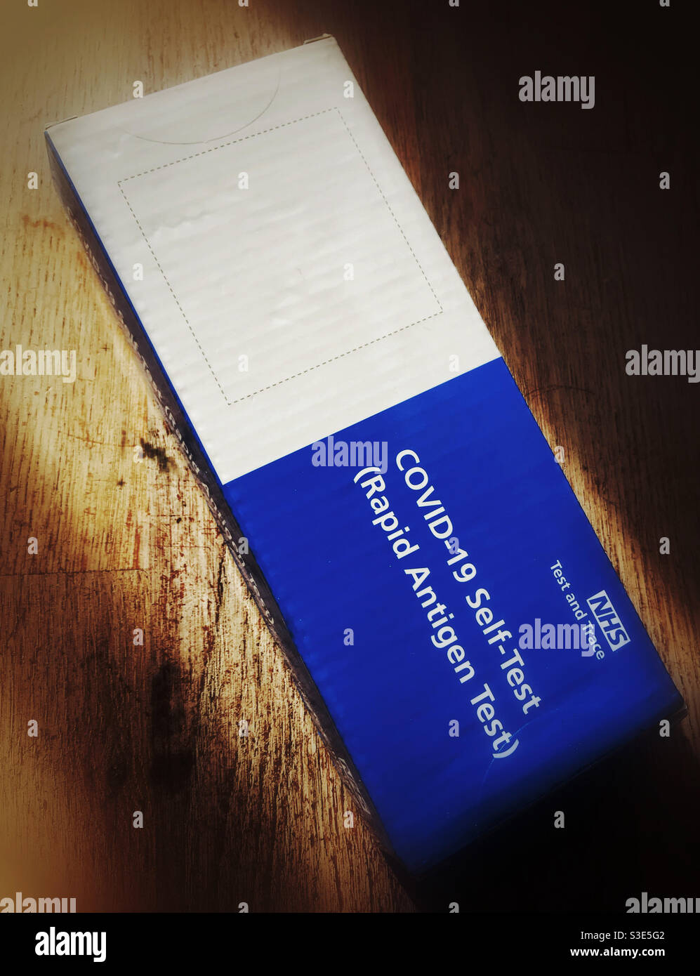 Ein COVID-19 Selbsttest (Rapid Antigen Test)-Kit - Smartphone-aufgenommenes Stockfoto
