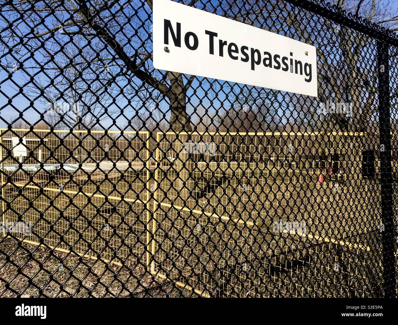 Kein Trespassing, mehrere Zäune, hoch und niedrig, in einem öffentlichen Park, Ontario, Kanada. Konzeptuelles Bild, das doppelte Sicherheit, Schutz, Isolation symbolisiert. - Smartphone-aufgenommenes Stockfoto
