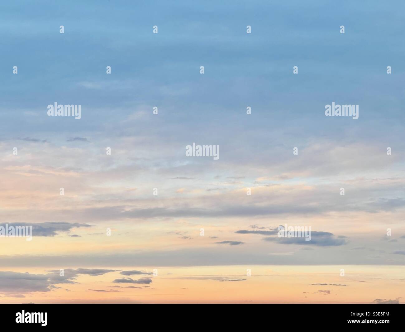 Romantischer Sonnenuntergang Himmel, Hintergrund - Smartphone-aufgenommenes Stockfoto