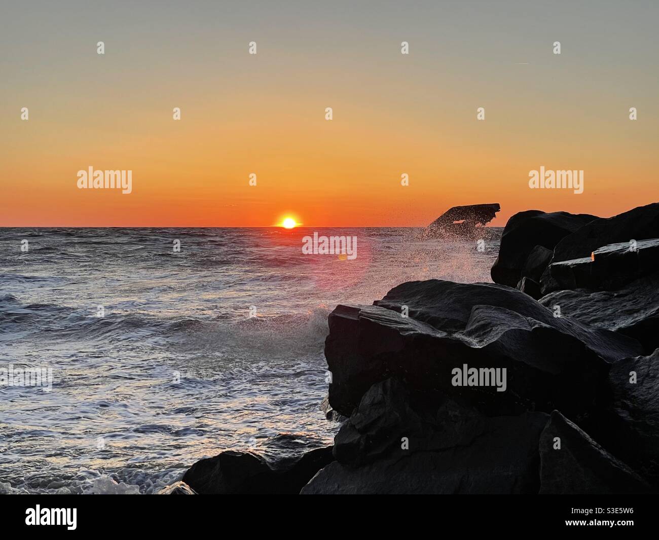 Sonnenuntergang planschen von den Felsen Stockfoto