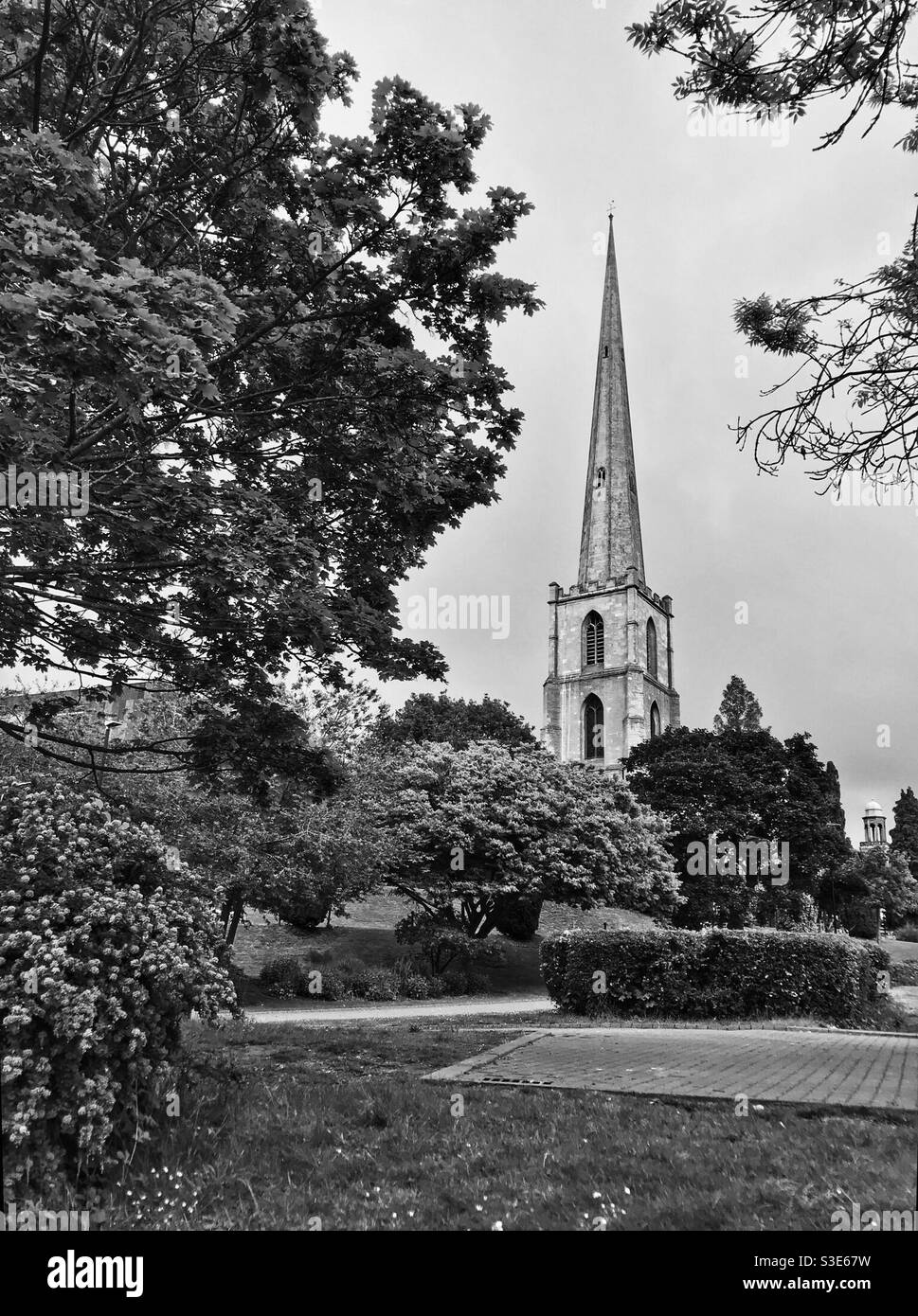 Der 15thC Turm der mittelalterlichen Kirche St. Andreas. Im Hintergrund befindet sich die Kuppel des Worcester Lifelong Learning Centre. Worcester City Centre, Worcestershire, England. Stockfoto