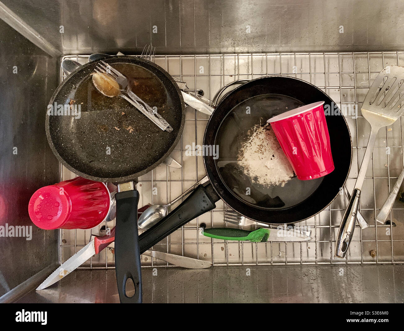 Schmutziges Geschirr in einem sauberen, modernen Edelstahlwaschbecken Stockfoto