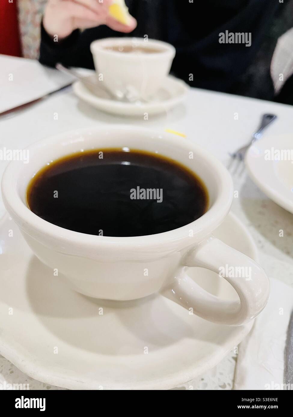 Schwarzer Kaffee und heißer Tee werden in einem New Yorker Diner in den USA serviert Stockfoto