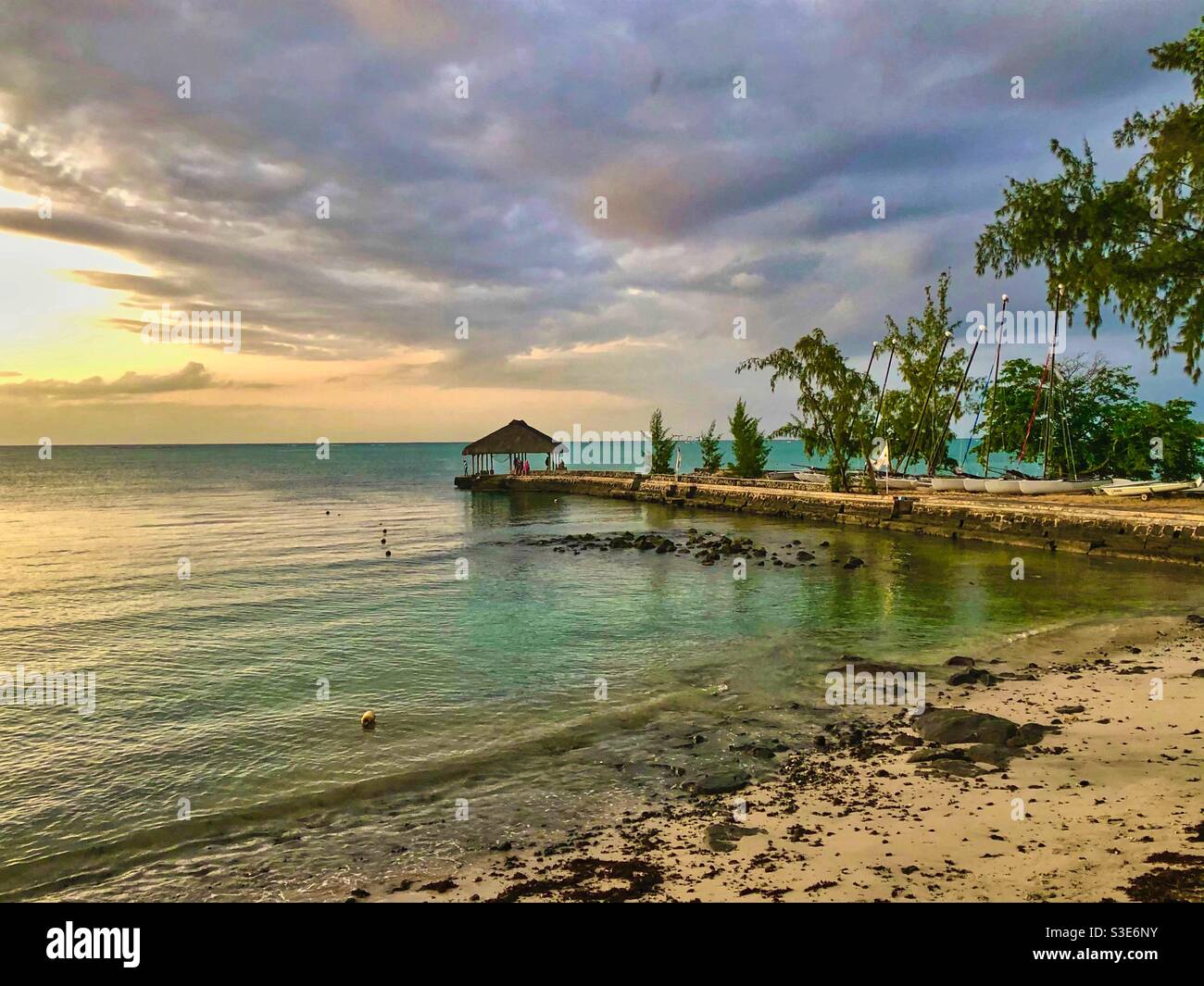 Sonnenuntergang an einem Pier am Strand in Mauritius. Stockfoto