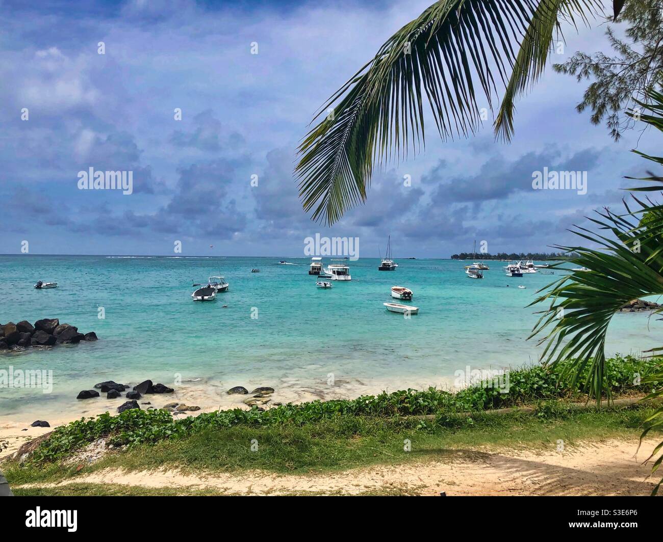 Seeboote an einem bewölkten Tag in Trou-aux-Biches, Insel Mauritius. Stockfoto