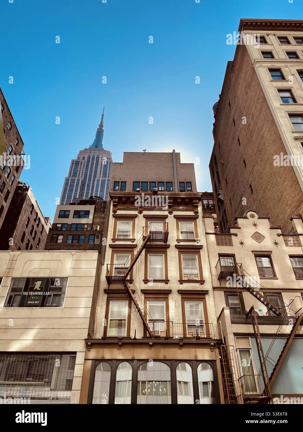 In New York City stehen alte und neue Architektur im Kontrast Stockfoto