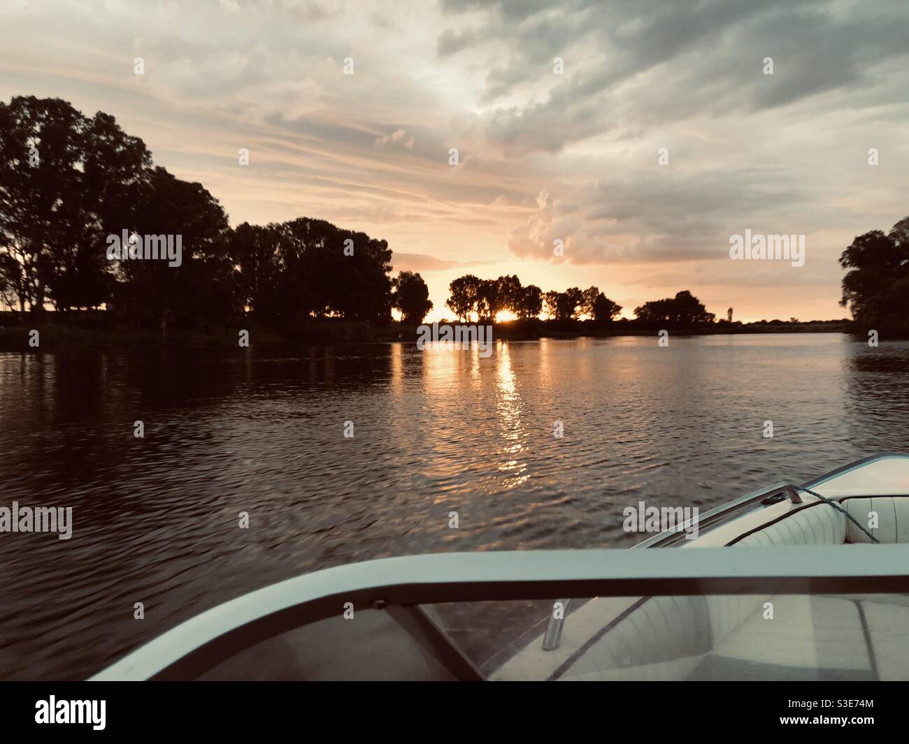 Sonnenuntergang vom Boot aus Stockfoto