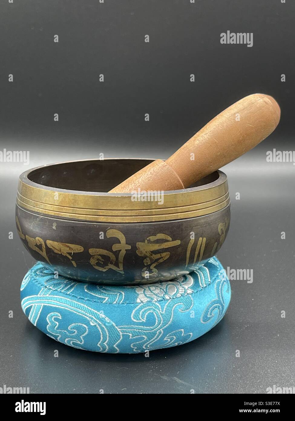 Nahaufnahme Blick über eine tibetische Klangschale zur Meditation Chakra Heilung Stockfoto