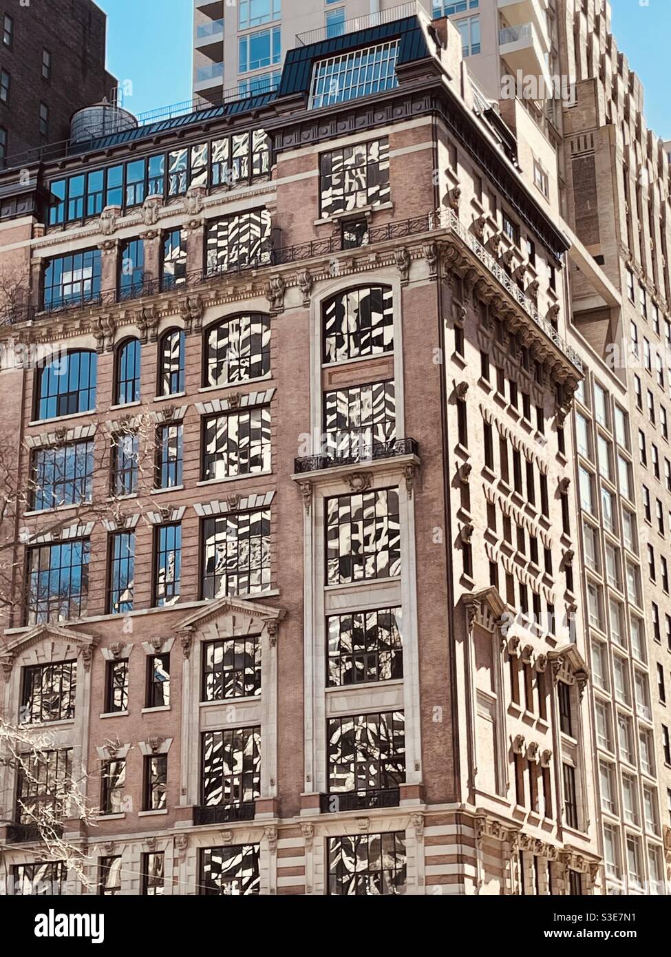 Spiegelungen der Fenster im Gebäude des Bryant Park - Smartphone-aufgenommenes Stockfoto