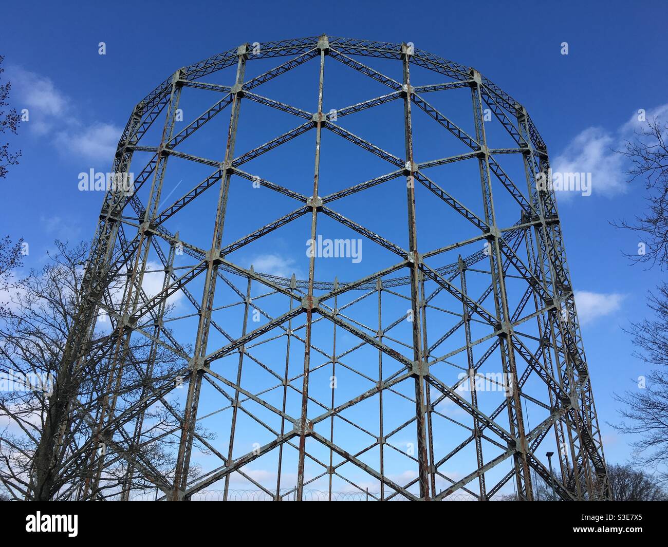 Gaskammer Stahlkonstruktion gegen blauen Himmel Stockfoto