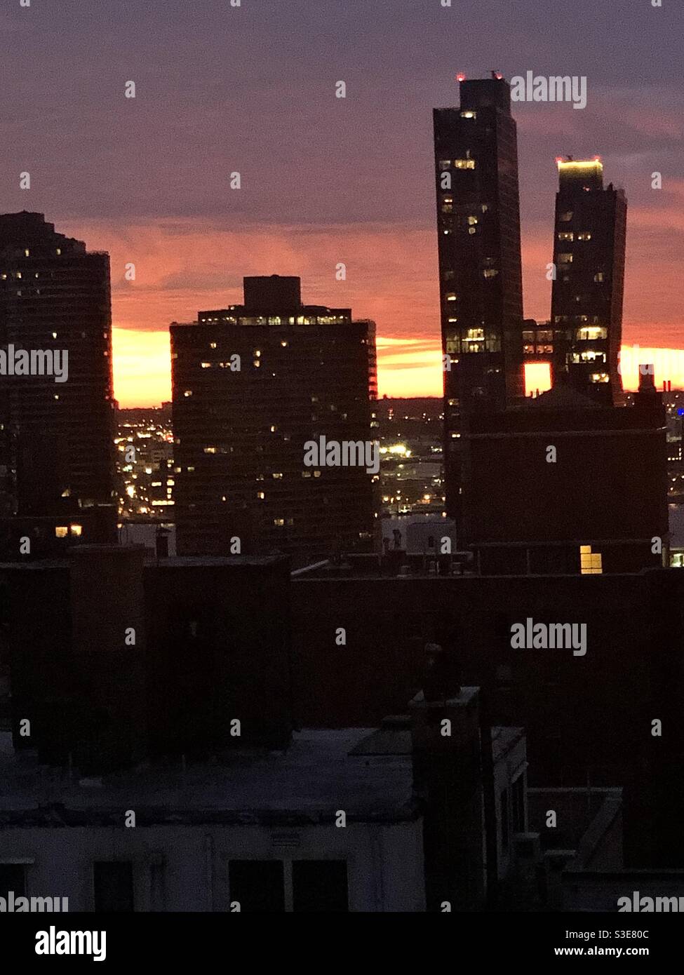 Spektakulärer Sonnenuntergang über dem East River in New York City - Smartphone-aufgenommenes Stockfoto