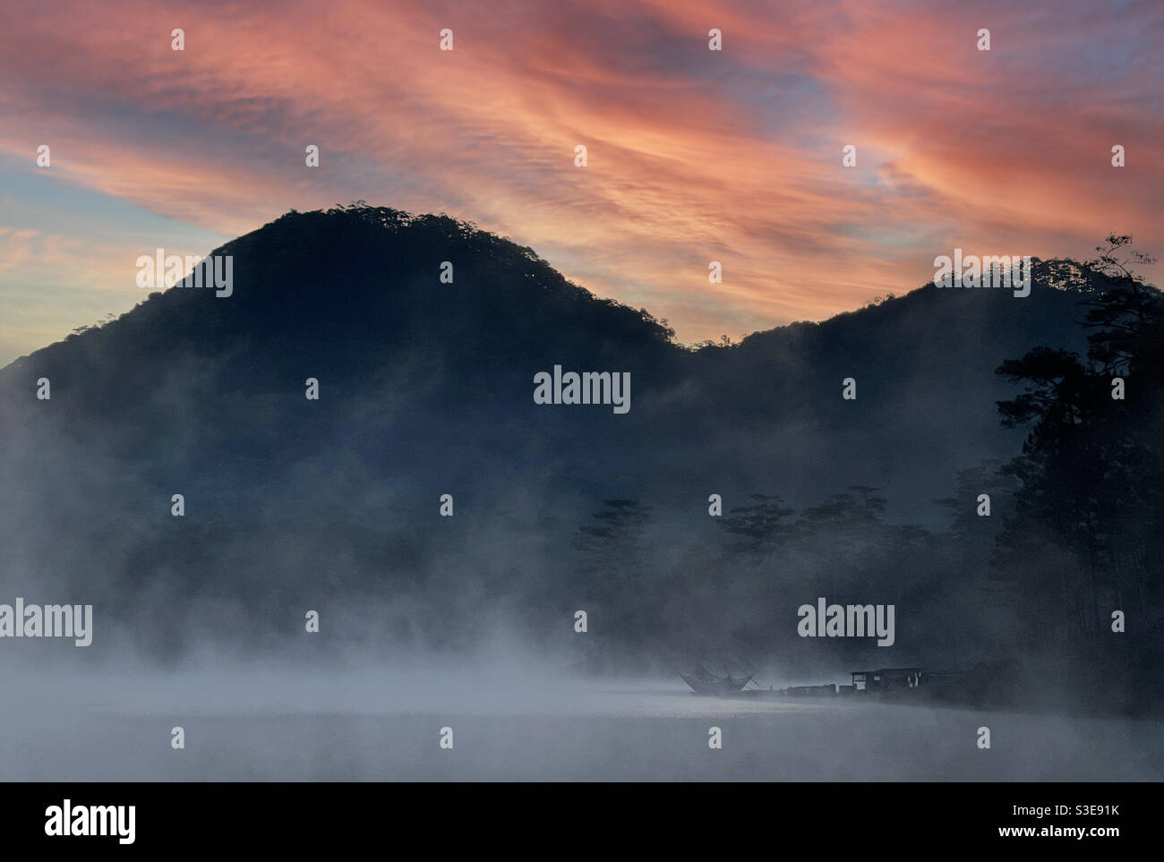 Die Morgenröte steigt - Smartphone-aufgenommenes Stockfoto