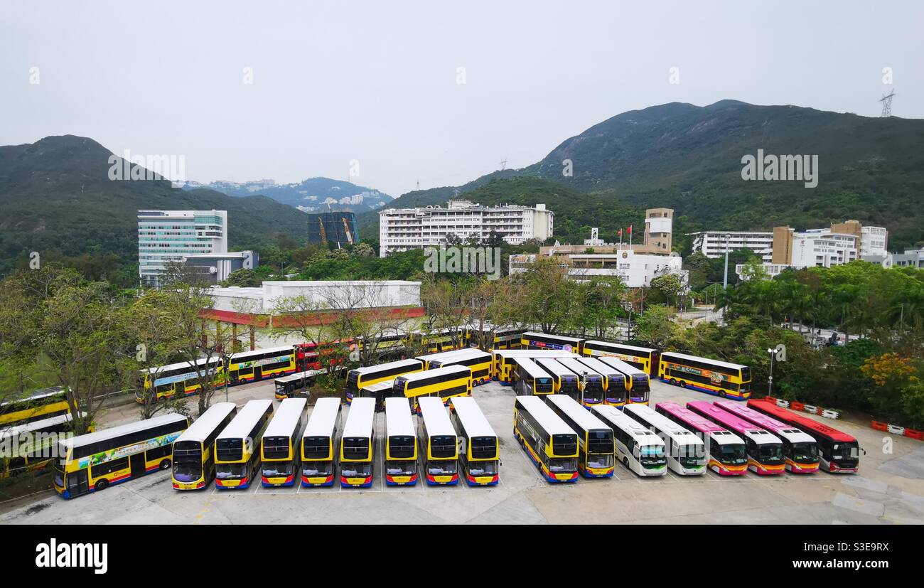 Öffentliche Doppeldeckerbusse auf einem Parkplatz in Hongkong. Stockfoto
