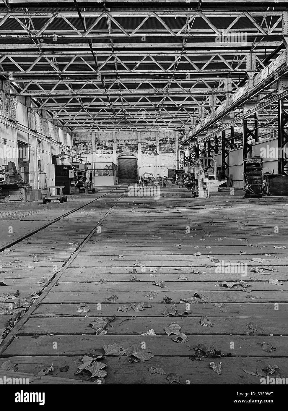 Schwarz und weiß von der alten Eisenbahnhofwerkstatt, midland, Perth. Stockfoto