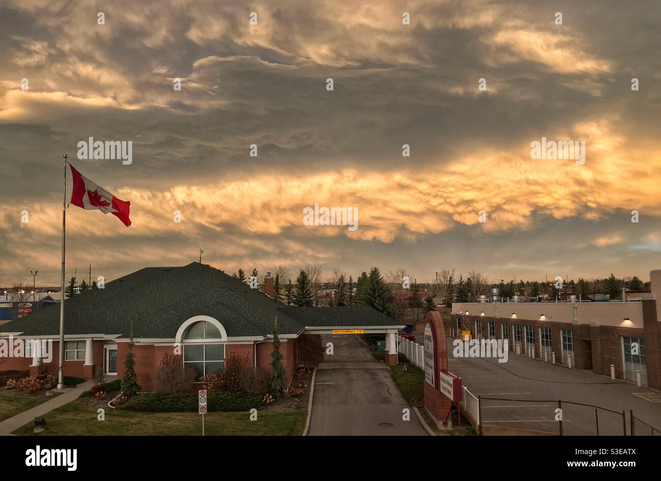 Bedrohliche Wolken, beleuchtet von der untergehenden Sonne, in Calgary, Alberta, Kanada. Stockfoto