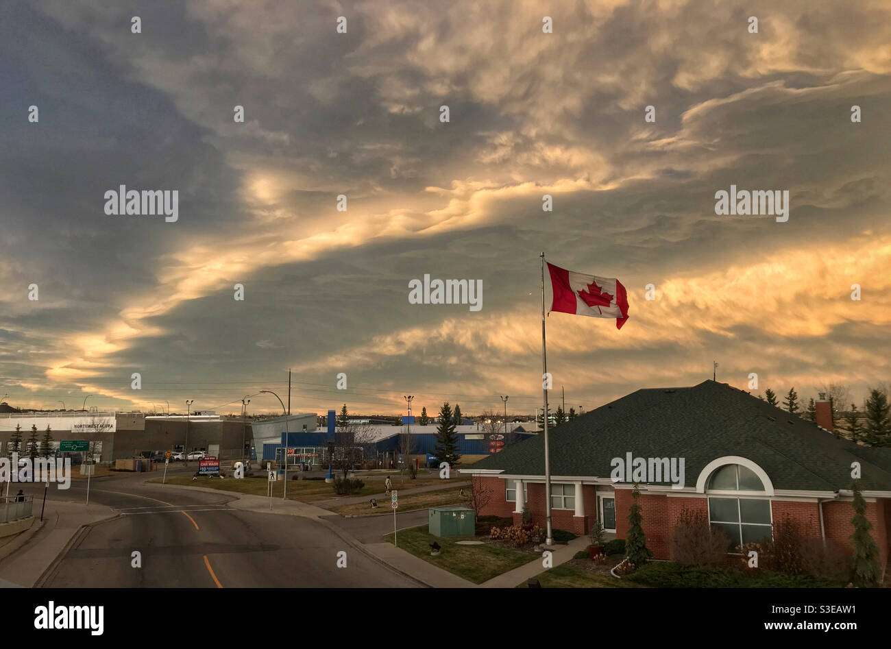 Bedrohliche chinook-Bogenwolken, beleuchtet von der untergehenden Sonne, in Calgary, Alberta, Kanada. Stockfoto