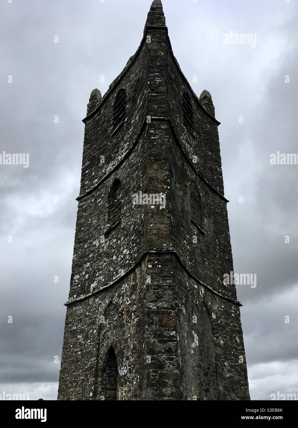 Turm aus Stein gebaut - Smartphone-aufgenommenes Stockfoto