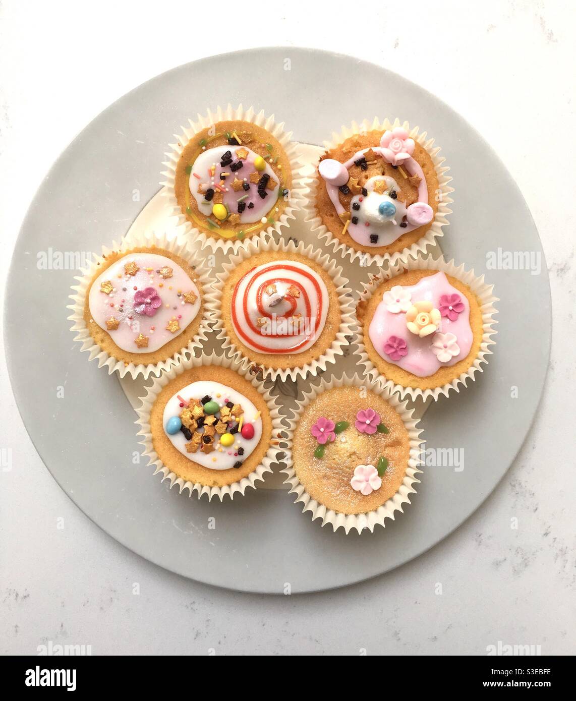 Teller mit dekorierten Cupcakes für Kinder Stockfoto