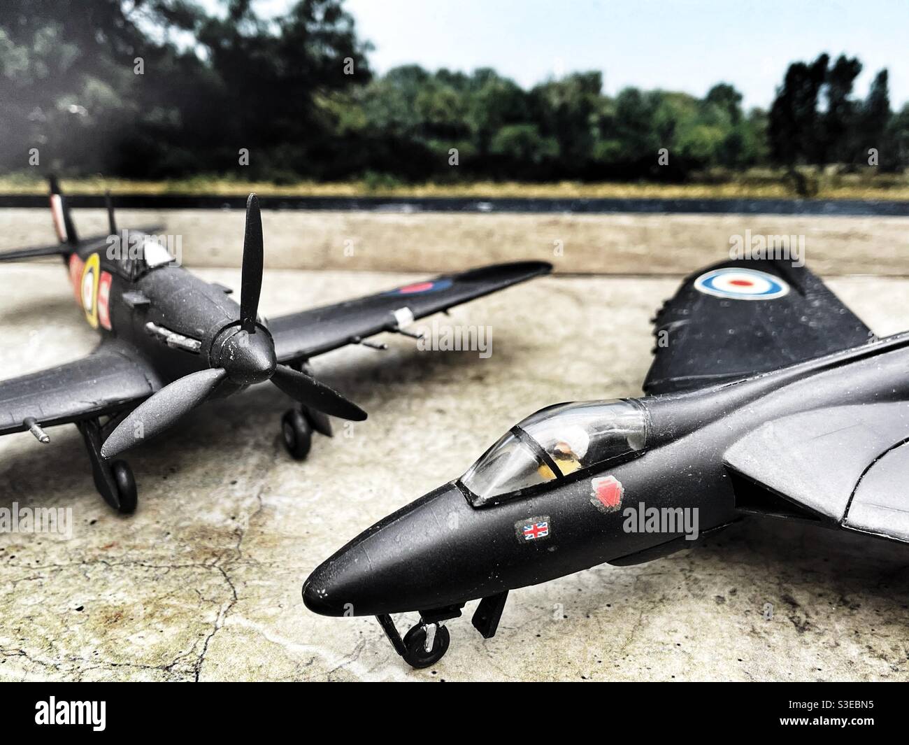 Modellflugzeuge von Hawker Hunter und dem Typ „The Herker“ - Smartphone-aufgenommenes Stockfoto