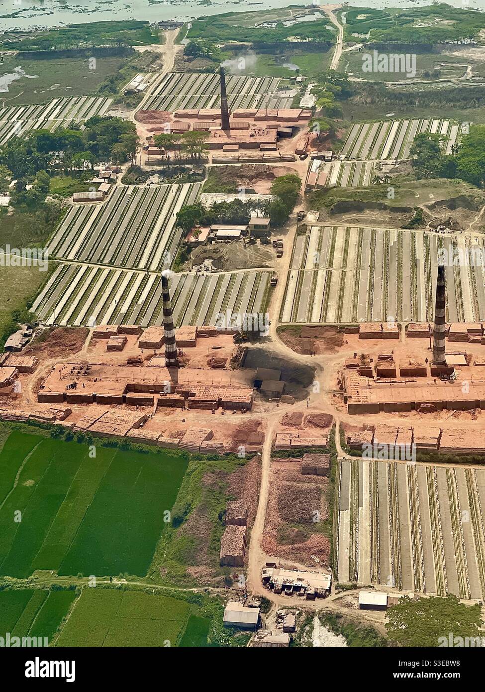 Luftbild in Bangladesch mit Öfen - für die Ziegelherstellung Stockfoto