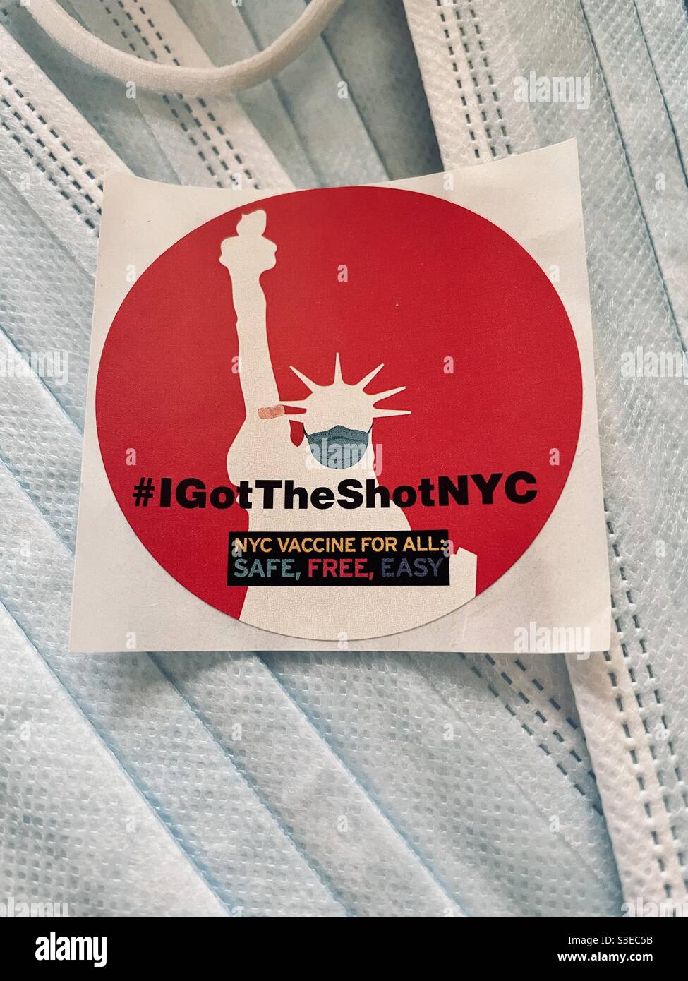 Nahaufnahme einer stilisierten Stadt in New York Ich bekomme den Schussaufkleber auf Papierfademasken während der COVID-19 Pandemie, 2021, NYC, USA Stockfoto