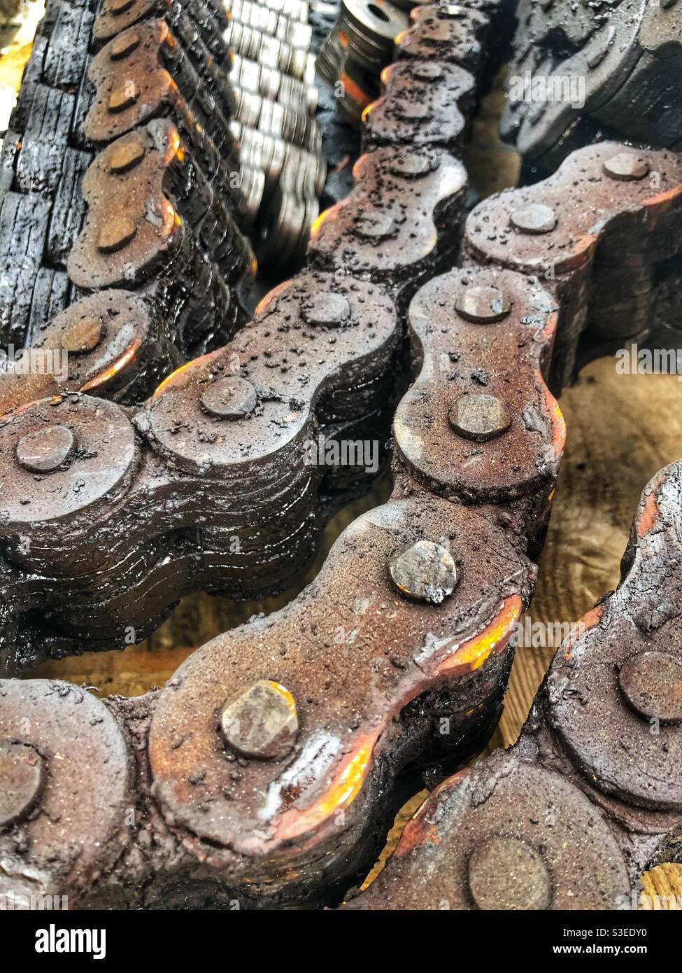 Große Glieder einer schweren industriellen Metallkette mit Kopie Raum im Vollbildhintergrund - Smartphone-aufgenommenes Stockfoto