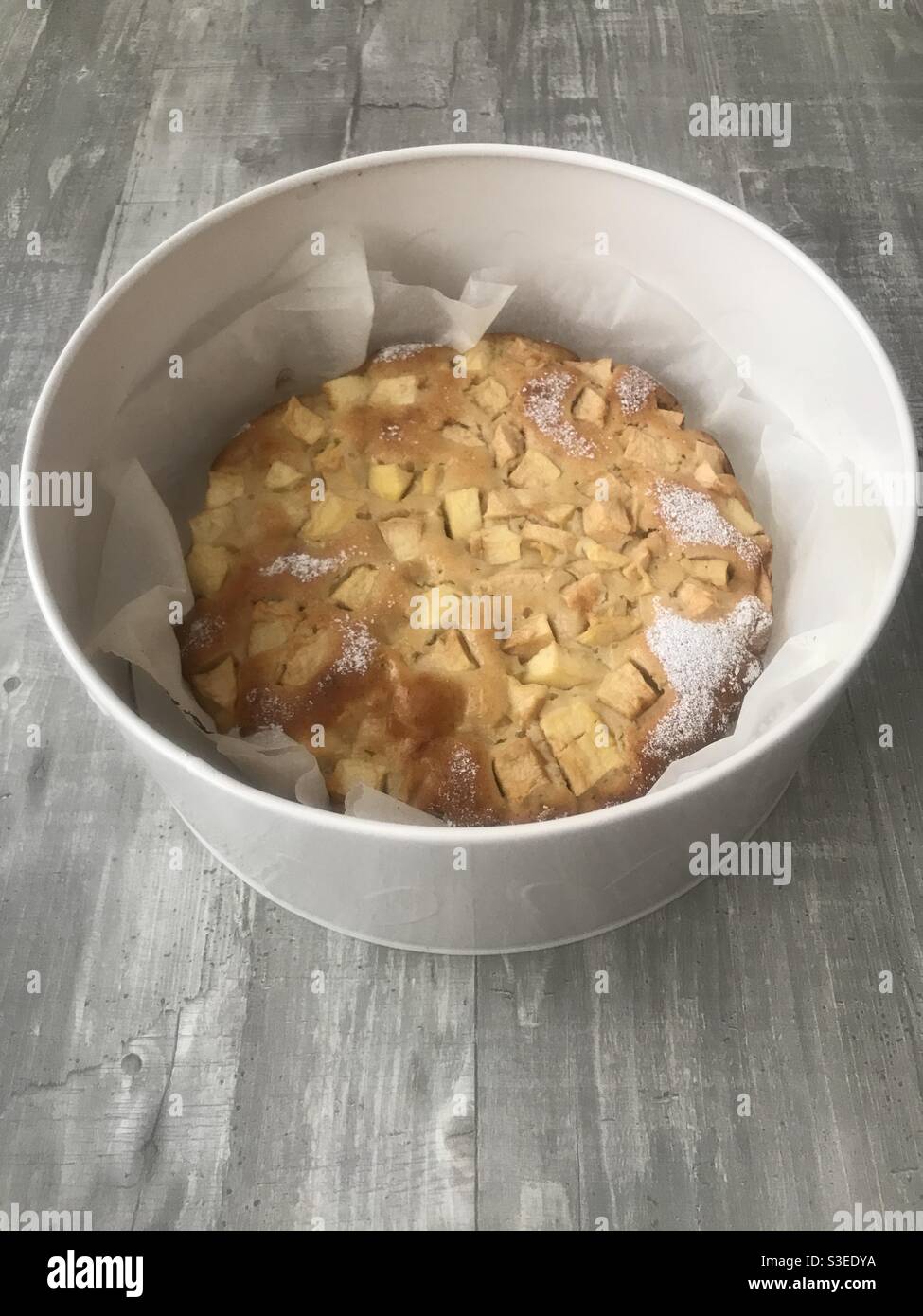 Frisch gebackener Apfelkuchen in einer Dose - Smartphone-aufgenommenes Stockfoto