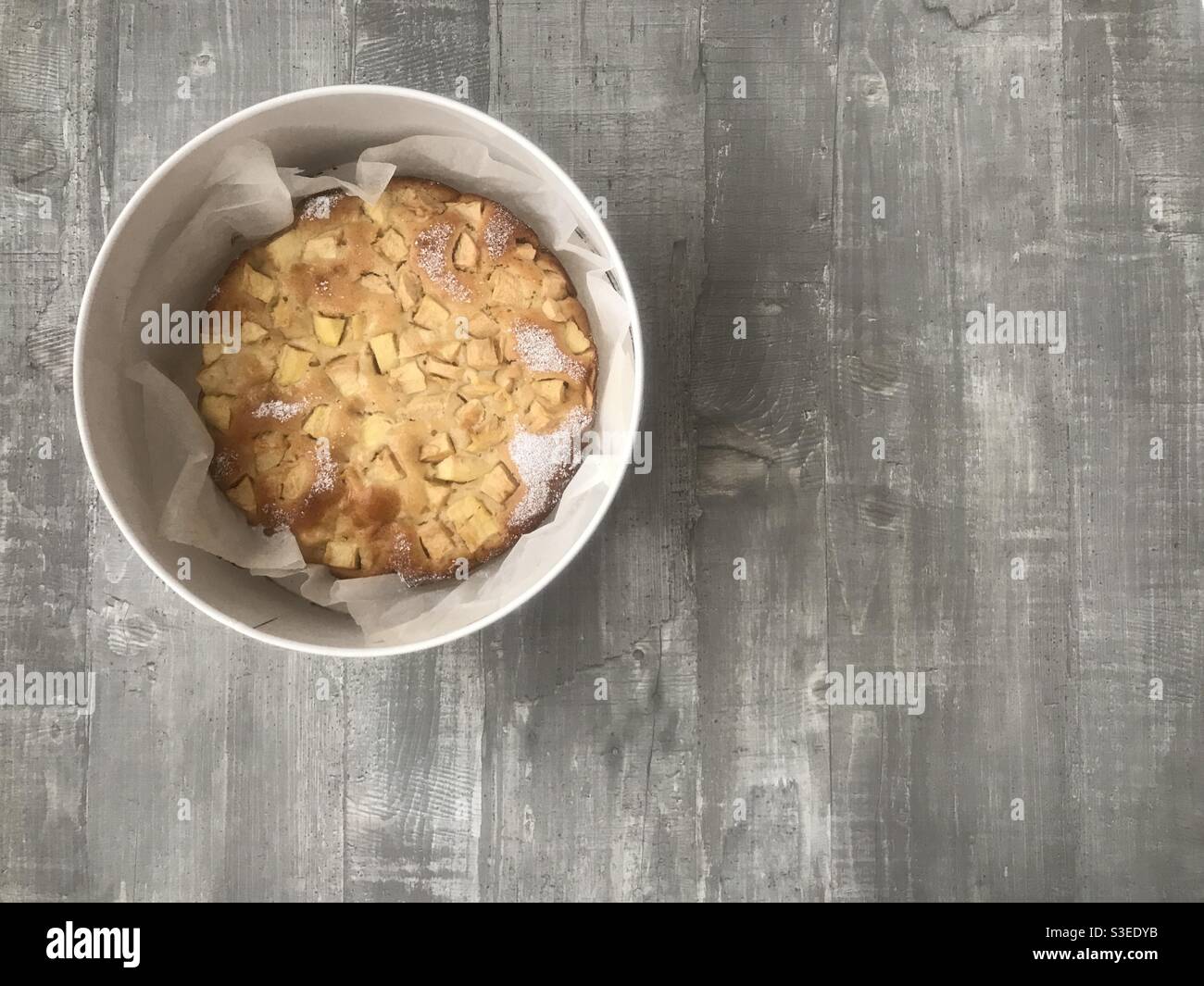 Frisch gebackener Apfelkuchen in einer Dose - Smartphone-aufgenommenes Stockfoto