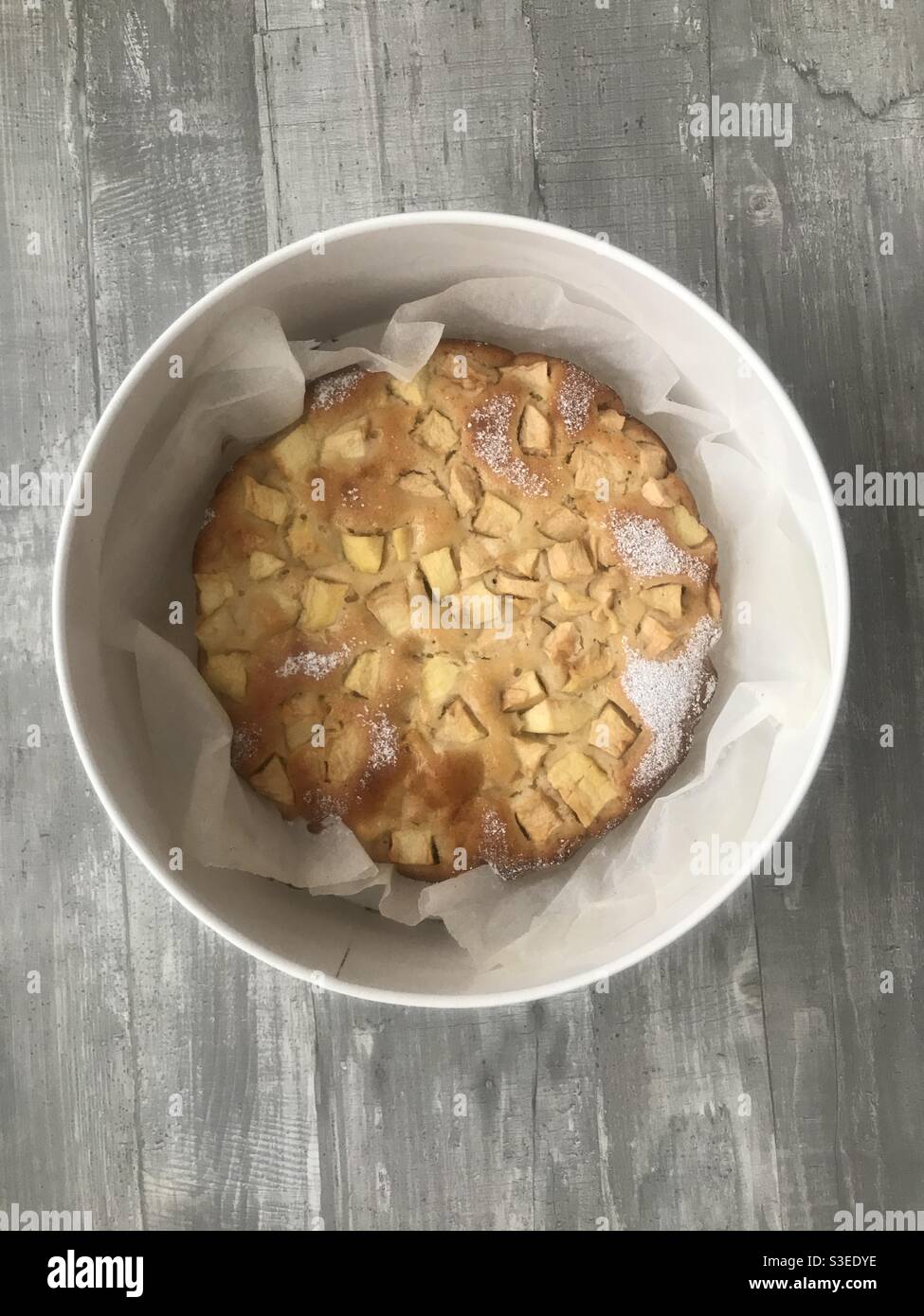 Frisch gebackener Apfelkuchen in einer Dose - Smartphone-aufgenommenes Stockfoto