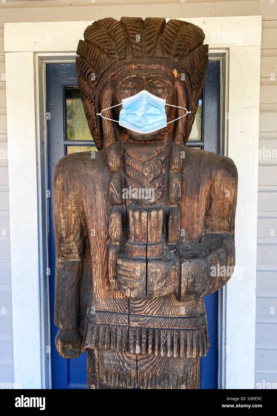 Indianische Holzstatue mit Gesichtsmaske. Stockfoto