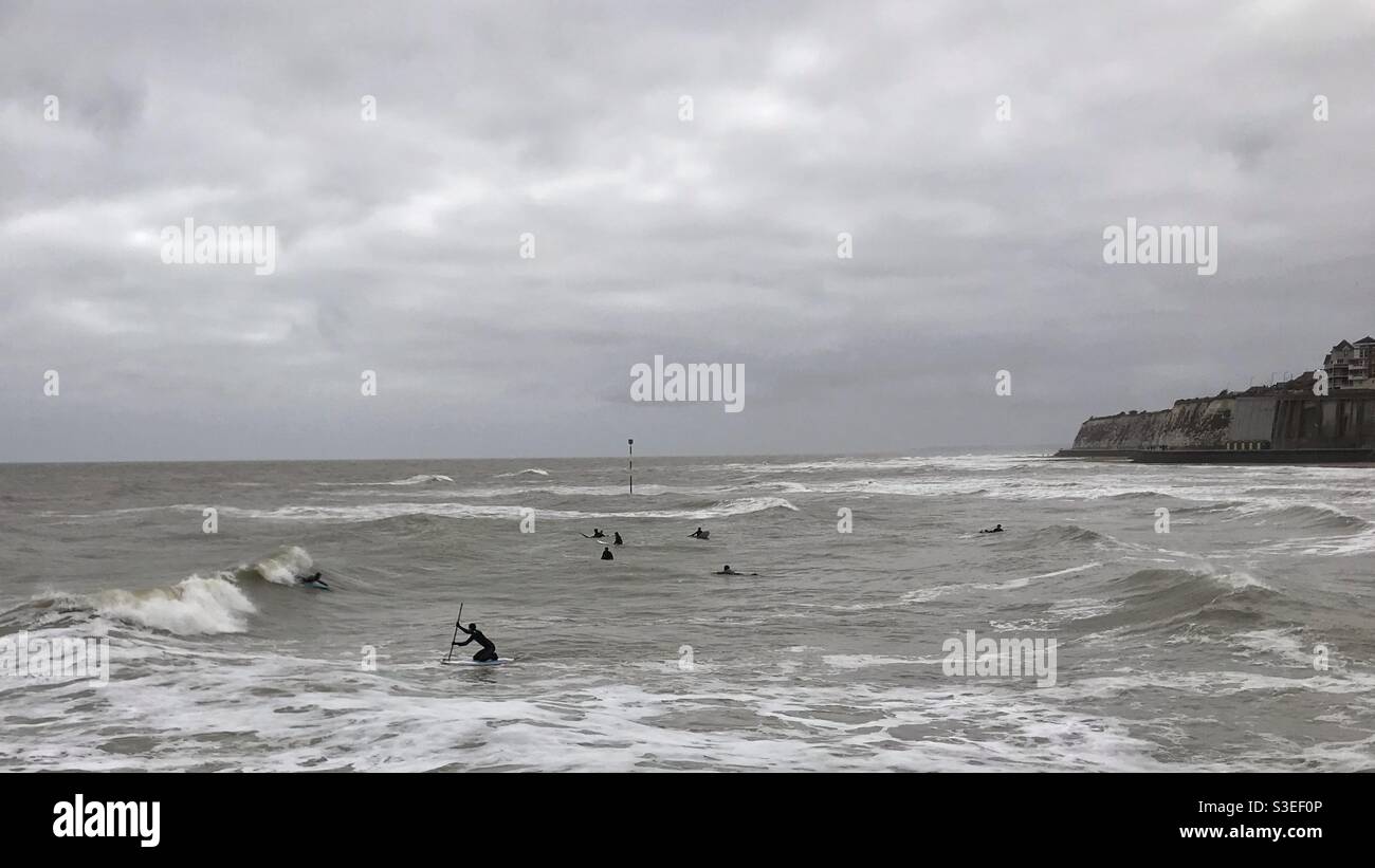 UK Wetter , Surfer und Paddle Boarder genießen die Osterwetterbedingungen in Broadstairs, Kent - Smartphone-aufgenommenes Stockfoto